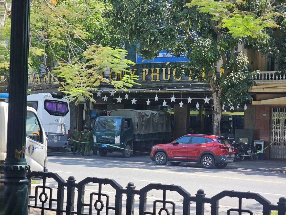 Nhiều cán bộ công an xuất hiện tại Công ty vàng bạc đá quý Phúc Thành ở Ninh Bình